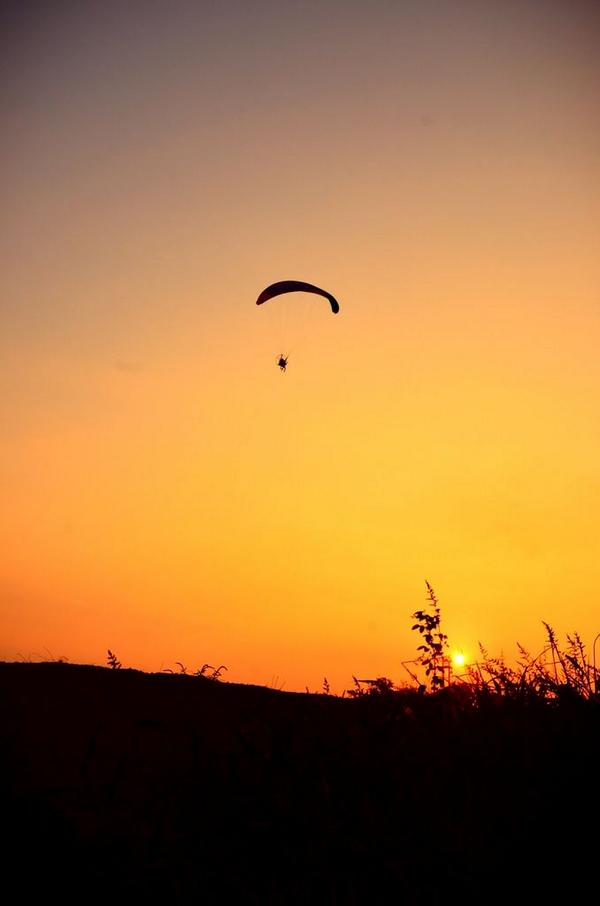 edigins's tweet photo. Tim Paramotor liputan Mudik Metro TV sedang terbang di sekitar Cikampek utk pantau arus balik. @LipMudik2014 http://t.co/puxX8AtQSq