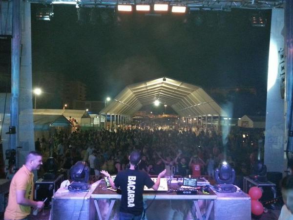 DjDaelDebon's tweet photo. Cómo la estamos liando en La Vall D'uixo @BacarraGandia @penyaNoXeCom @penyes2014 #músicon #fiesta #liooo http://t.co/0glnbHVyNv