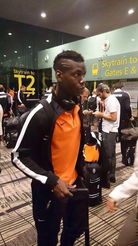 2Touchsports's tweet photo. The Juventus squad seen here at Singapore Changi Airport arriving for the preseason friendly. #weare2touch http://t.co/xrKRykrz6r