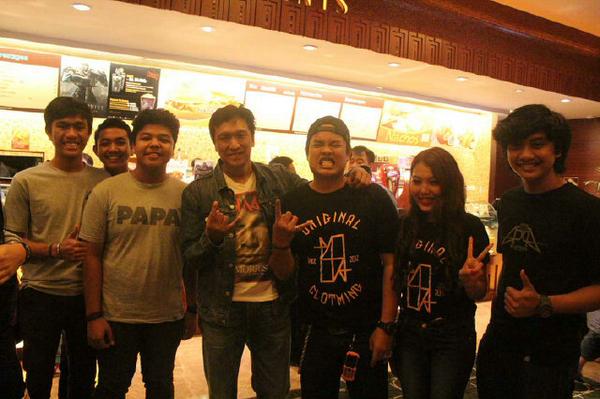 PAPAcloth_INA's tweet image. Thx to #Ikang Fauzi for touch PAPAclothing at gala Premier #HGMT