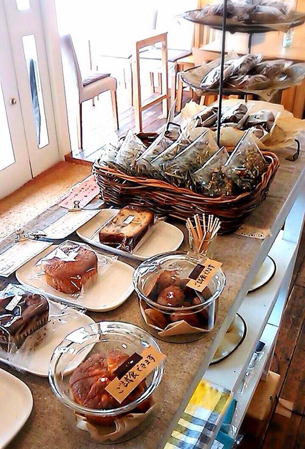 暑い夏にホットドリンクはお腹に優しいですね。そんなお茶のお供にズズの焼き菓子はいかがですか？ハチミツにアーモンドプードルも入っている懐かい味のマドレーヌが人気です。ショコラクッキーとマドレーヌのご試食もあります(^-^)/