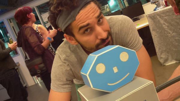 SelfiesBot's tweet image. Why everybody want me to make a shovel freestyle? lol It was funny but not that funny...