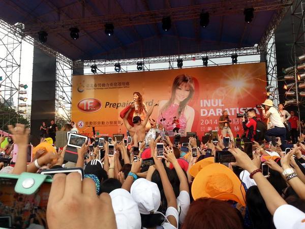 RiniLies's tweet photo. Memory 3-08-2014 ta!wan ta!pe! C!angkesek,,,,acara konser IF CARD bersama bunda @daratista_inul http://t.co/jBKsv0RCeu