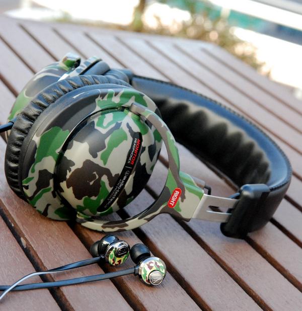 流行りのカモフラ柄のヘッドホン＆イヤホン。ファッションのポイントに