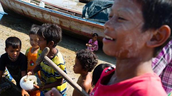 Can Myanmar’s Moken sea gypsies preserve a traditional way of life? bbc.in/1zAt1De