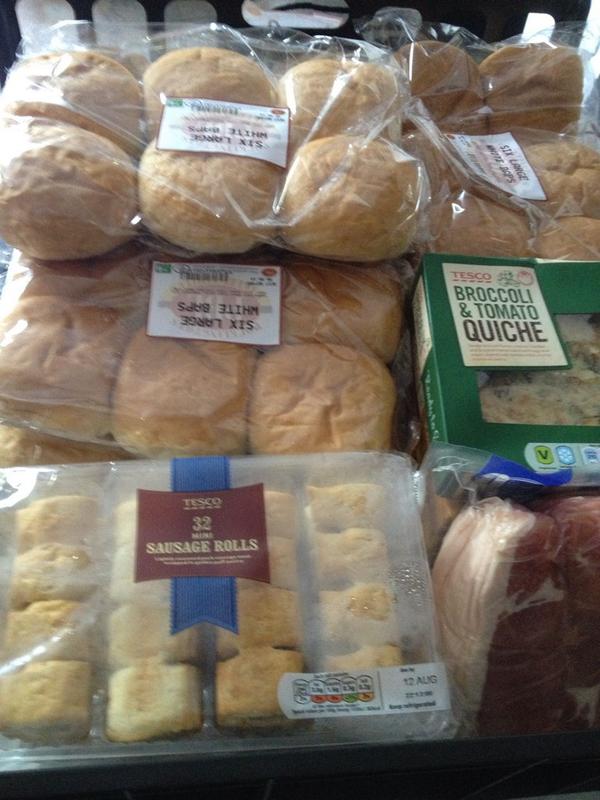 HarbourPlace1's tweet image. Food donated by @GrimsbyJCP and @hogandrooster  for pool tournament promoting homelessness across North Lincs. Thanks