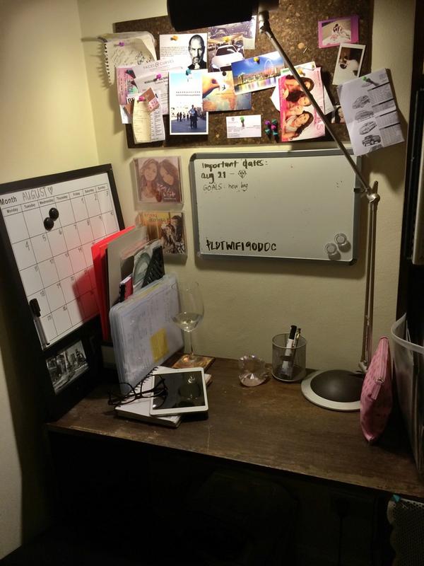 erickaxx's tweet photo. Organized my desk for tonight's all nighter. #hellohomework http://t.co/BkvE7vS3iv