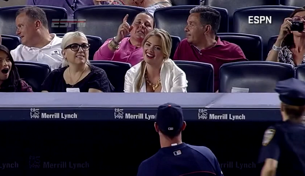 BleacherReport's tweet photo. VIDEO: Justin Verlander tosses Kate Upton a ball during the Tigers-Yankees game http://t.co/vPMGONHJeq http://t.co/AvqHD5ESkO