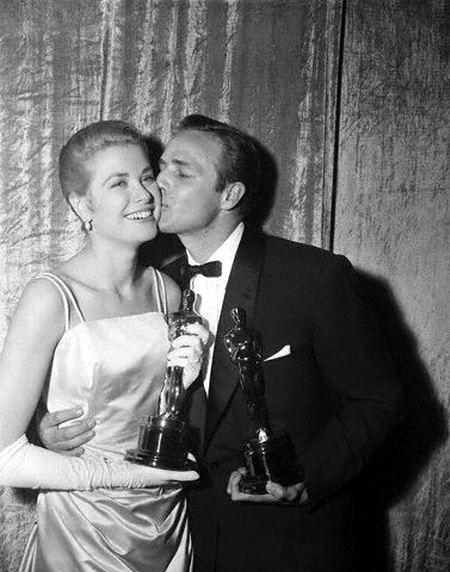 ClassiqueCinema's tweet photo. Grace Kelly and Marlon Brando at the Oscars :) #1 http://t.co/PtzovgXSfs
