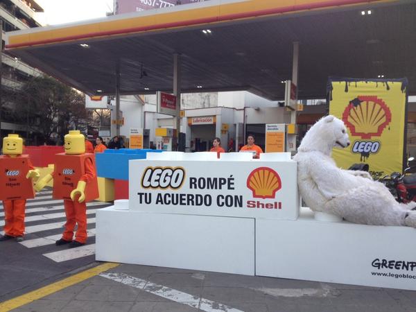 GreenpeaceArg's tweet photo. ¿Por qué estamos acá? Porque queremos que @LEGO_Group rompa el acuerdo con @Shell y defienda el Ártico. #LEGOvsShell http://t.co/2jVups3i3D