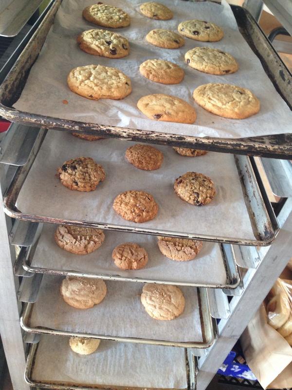 Thebreadlab999's tweet photo. A rack full of freshly baked cookies! http://t.co/kSUgYIhOcD