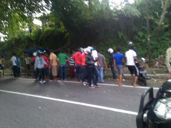 InfoPadang_'s tweet photo. Innalillah... RT @cencenh Kecelakaan motor. Motornya ancur. Di daerah si cincin terjadi macet parah http://t.co/wfEOajot5c
