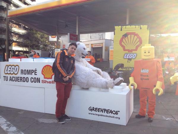 GreenpeaceArg's tweet photo. Somos tendencia con #LEGOvsShell Gracias por defender el Ártico desde donde estás. RT gracias http://t.co/BFq23AUkJl
