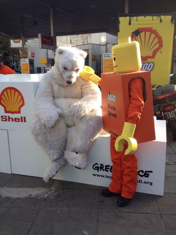 econewsES's tweet photo. Ayudame con un RT a apoyar a @GreenpeaceArg que esta defendiendo el Ártico hoy en una estacion de @Shell #LEGOvsShell http://t.co/HviYHgJ95p