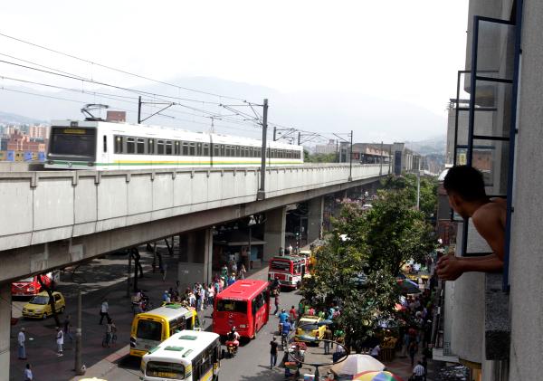 inquil_dignos's tweet photo. Medellín, vista desde un inquilinato del centro. Foto: Johan López, Escuela del Hábitat, @Arq_unalmed @Isvimed http://t.co/rCnXGMTx5z