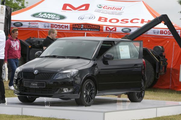 Škoda UK on Twitter: "How do you like the new Fabia Black Edition? Available in both hatch and with 104bhp 1.2-litre TSI engine http://t.co/axZTxUeOUh" / Twitter