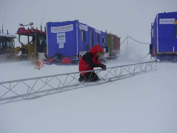VA3BCO's tweet photo. Guess I shouldn't complain MT:  @w7zww @radiostructures: Masts in the Antarctic! Thx @coldestjourney http://t.co/uBifOvKhUu