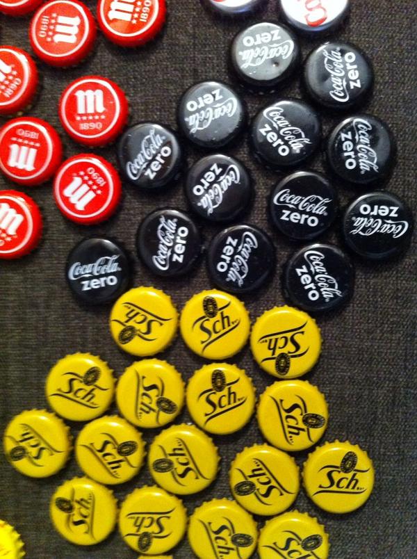 AFuertesortiz's tweet photo. Haciedo chapas para los peques y enseñandoles que es la creatividad http://t.co/osKG6zPL91