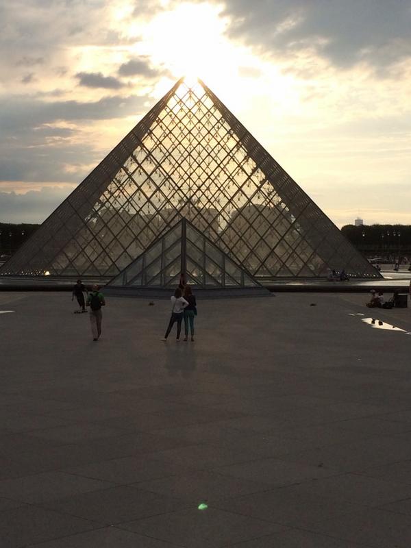 RYoung117's tweet photo. At the Louvre http://t.co/CxEaXsRgRT