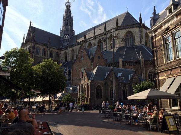 Sta bij @cafekoops in Haarlem een biertje te drinken met dit uitzicht. Best een mooie stad!! #Haarlem