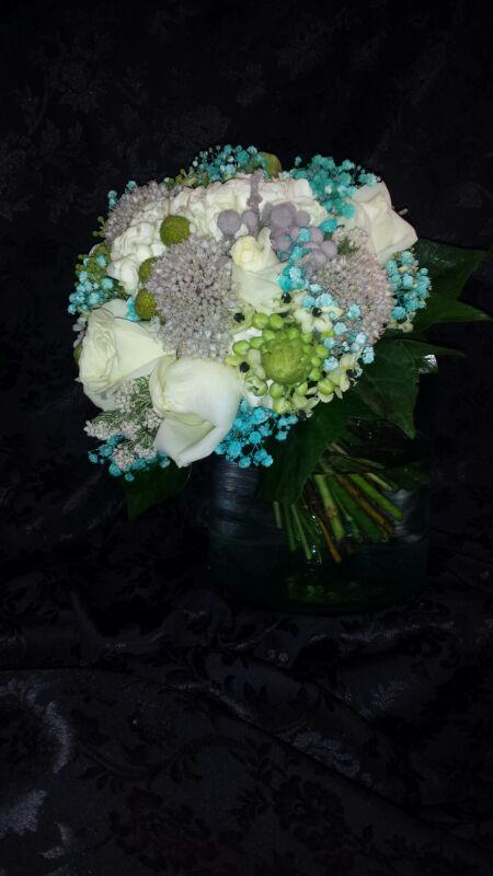 floristeriatrio's tweet photo. Un bouquet muy original por su composición y colorido para una novia guapísima con mirada celestial y radiante. http://t.co/jcj4L3Ile1
