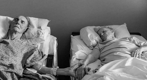 clarincom's tweet image. Conmovedor: dos ancianos murieron tomados de la mano ow.ly/zYUem