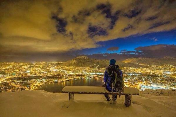 soycuriosoES's tweet photo. Bonita vista de una noche de invierno en Noruega http://t.co/nQq1bTnEEa