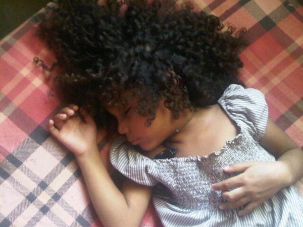 LorenaPertuz's tweet photo. Ella se suelta el cabello para dormir. Tan bella mi loca, Dios te bendiga preciosa de Tia. http://t.co/2795E7YqCa