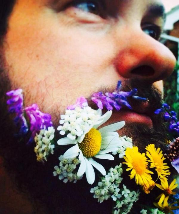FlowerBeards's tweet photo. Sarah Manton gave her husband a #FlowerBeard with wild flowers and shared it with us http://t.co/e8KPkxAEXj http://t.co/m74y765IJZ