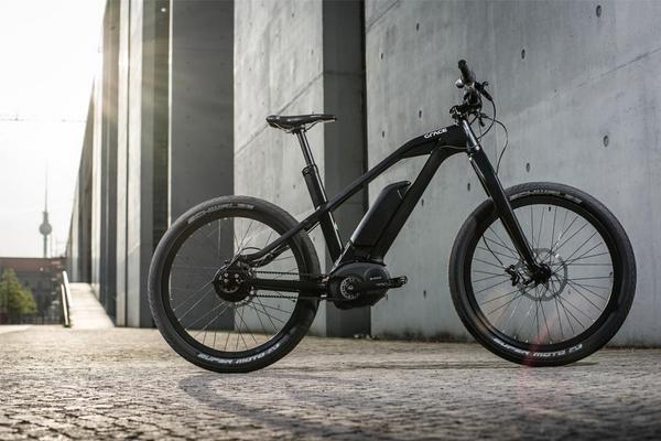 Quan's tweet photo. Quick @Qarmic survey: 
Which ebike would you ride? 
Fave for white one, RT for black one. 

Bonus if you tell me why. http://t.co/2LZOBmnB9Q