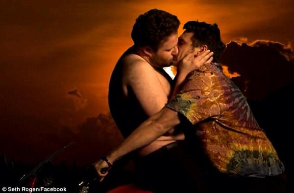 Top10Disgusting's tweet image. HOLY FUCK! Seth Rogen seen shirtless making out with James Franco. He shoots straight to 2nd. Franco retains 1st.