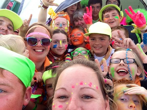 ruthap80's tweet photo. Getting ready for the Neon party group Selfie #wings2014 http://t.co/akEpAWsJPQ