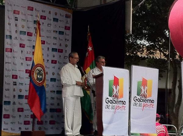 paisadeportes's tweet image. A esta hora comienza la presentación de la edición 64 de la @VueltaaColombia en @alcaldiabmanga 🚵 @LUCHOTEESCUCHO