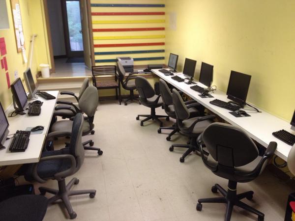 HandsOnTechATL's tweet image. Check out @DCMDecatur&apos;s new tech lab for the families they serve. Thanks to volunteer Jason for an awesome job!