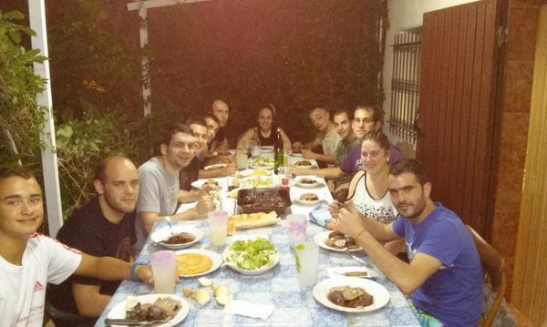 pekecr736's tweet photo. Aqui de cena con @Alberto5d89 @I8BLANCO @nano_astr #villa #moi #guille #soraya #shami #abilio #melero #chuchi #verdu http://t.co/1kdyYmz5gm