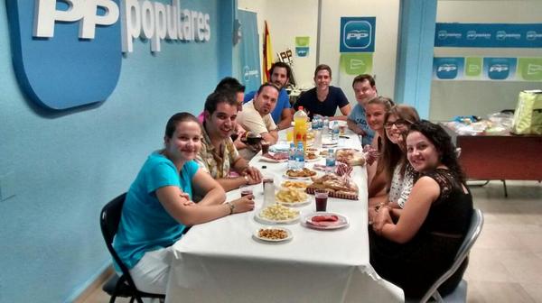 nnggPetrer's tweet photo. Cena de #Verano en #Petrer junto a @carlospetrer @maria13romero @adrianromero_95 @ivanobrador @begotordera http://t.co/4YxY3W9kgI