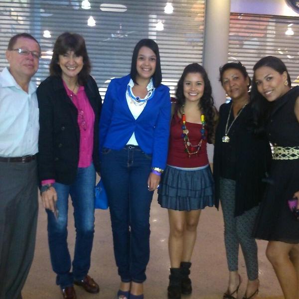 Yurmiii's tweet image. Con la actriz @GreyMena en el #ECOSFILMS #Maracay #CClosAviadores. Gracias por tu presencia . saludos.