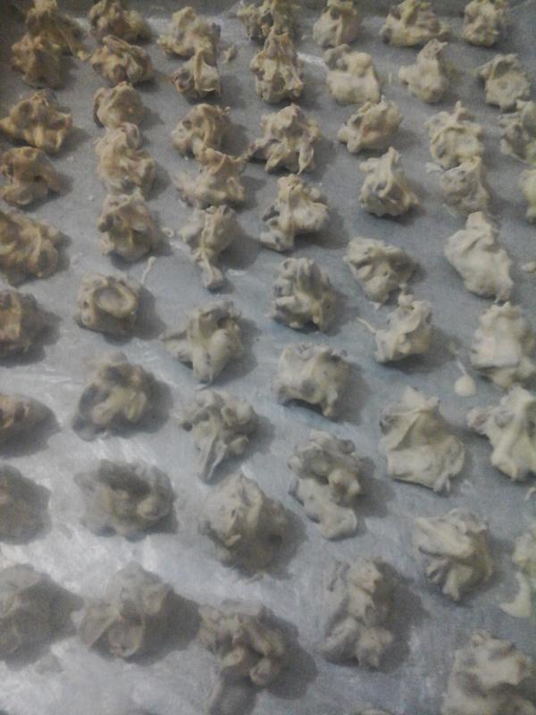 CarmanChocolate's tweet photo. Enjambre de Nuez en chocolate blanco. http://t.co/ctXBKTjdIm