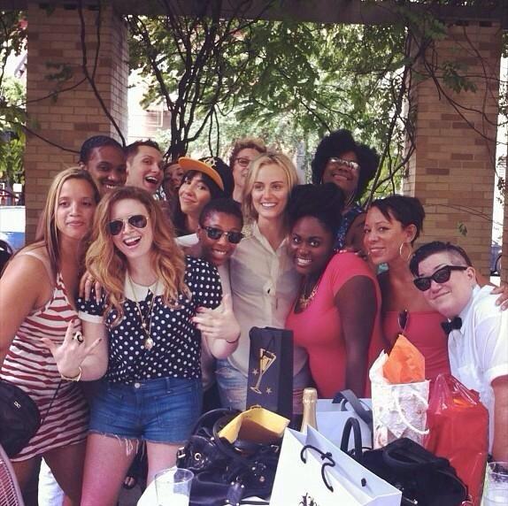 gyhabmanda's tweet image. “@vausebae: this picture gives me life http://t.co/jQsvo5gmqy” I FUCKING LOVE #OITNB
