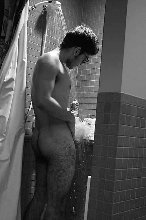 LeTylerHoechlin's tweet photo. Getting into the shower. http://t.co/iSj6hCyazP