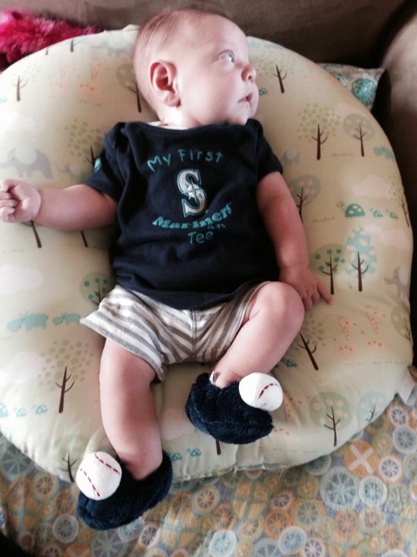 Rakkah's tweet photo. @ROOTSPORTS_NW Happy Felix Day!! Cash Cooper, littlest Ms fan in 1st Ms tee from his fav auntie! #marinersfanphoto http://t.co/uiYKXZvs2a