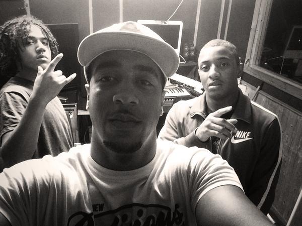 SeanMurdz's tweet photo. Late night grind session @NafeSmallz @Young_Krus #4am still recording 🎤🎶🎵🎹 http://t.co/dv7P4BNGjN