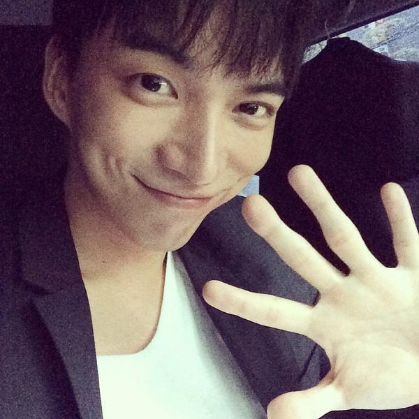dsw2067's tweet photo. 오늘 10시에 한다고 그러던데 알죠? 모르나? 😏 http://t.co/4YttrBkUrA