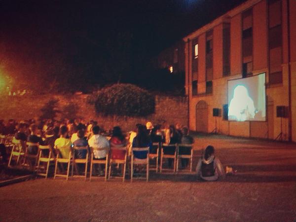 Asc_cartablanca's tweet photo. Exitazo ayer con Cantando bajo la lluvia. Más de 150 personas disfrutaron del cine al aire libre. Gracias!! :-) http://t.co/VE9yjS25nh