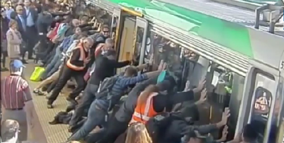 htTweets's tweet photo. Australian commuter's leg gets trapped; passengers free him by tilting train http://t.co/hCdSMXOy5Q (Video inside) http://t.co/0bbrwZ3UvG