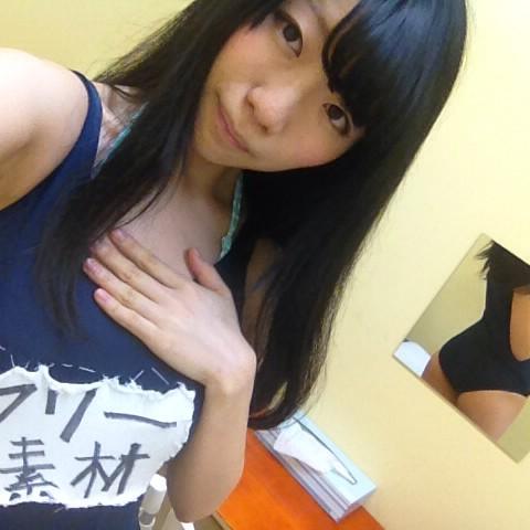 競泳水着姿のぱいぱいでか美