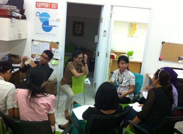 lighthouse_indo's tweet image. Jam makan siang, team lightHOUSE masih meeting untuk membahas lightWEIGHT challenge 2014! #LWC2014