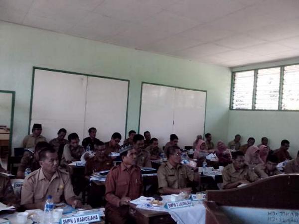 PolresSoppeng's tweet photo. Sosialisasi kamseltibcarlantas dan PLL kpd kpala skolah smp mts sekab.soppeng, di smp neg 2 marioriawa batu2 soppeng. http://t.co/0JufX0WWE4