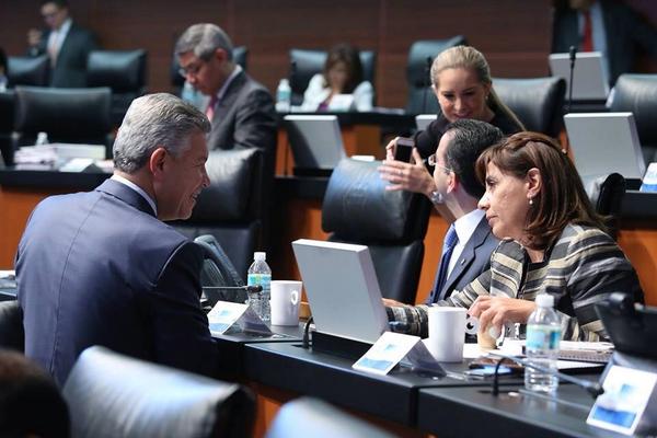 cocoaliver's tweet photo. Presente @CocoaCalderon durante todo el Proceso de la #ReformaEnergetica en el @senadomexicano #LoMejorParaMichoacan http://t.co/B9RmWbyLdX