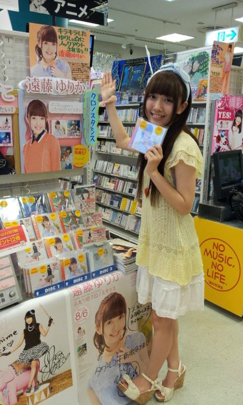 遠藤ゆりか V Tvittere ありがとうございました Rt Tower Shinjuku 新宿アニメ部 Tvアニメ まじもじるるも Ed曲 ふたりのクロノスタシス を発売した遠藤ゆりかさんが訪店 看板に足跡頂きました 新たなゆりしぃ の魅力が詰まったシングル 遠藤さん